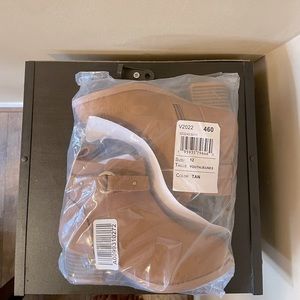 Nwt toddler girls size 12 ankle boots. Boots are still in its original packaging